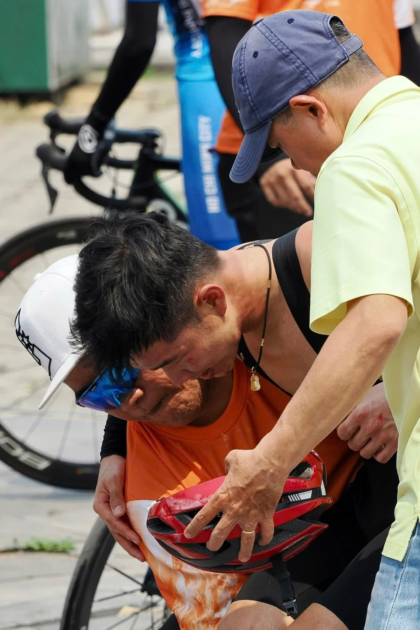 Tin nóng thể thao tối 8/4: Cua rơ chia tay giải đua xuyên Việt vì té ngã, cựu HLV Nam Định được chốt tương lai trước World Cup - Ảnh 1. Tin nóng thể thao tối 8/4: Cua rơ chia tay giải đua xuyên Việt vì té ngã, cựu HLV Nam Định được chốt tương lai trước World Cup - Ảnh 1.