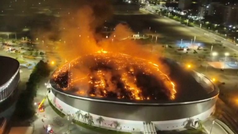 Nhà thi đấu nơi trưng bày nhiều hiện vật lịch sử của Olympic chìm trong biển lửa - Ảnh 1. Nhà thi đấu nơi trưng bày nhiều hiện vật lịch sử của Olympic chìm trong biển lửa - Ảnh 1.