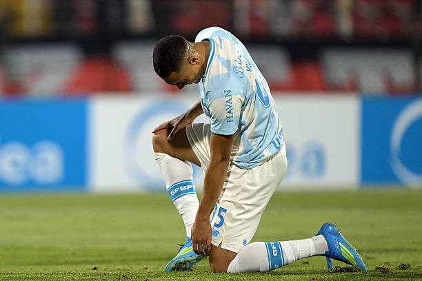 Những gì Carlos Vinicius vừa trải qua tại Copa Sudamericana chắc chắn sẽ còn được nhắc lại như một trong những màn đá phạt đền kỳ quặc, bi kịch và khó tin nhất lịch sử bóng đá hiện đại