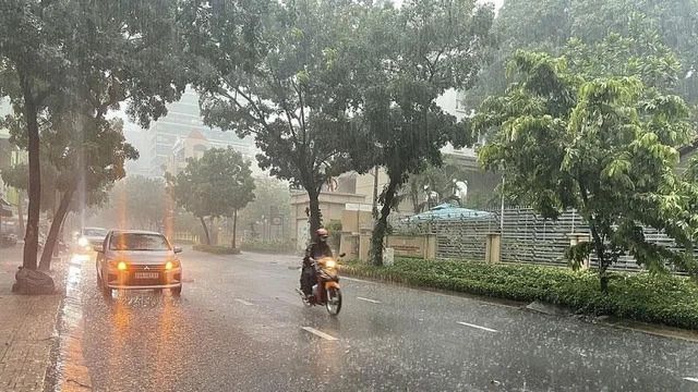 Thời tiết ngày 1/5: Nhiều khu vực có mưa dông vào chiều tối - Ảnh 1.