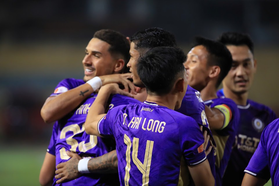 Hà Nội FC đánh bại Đà Nẵng 2-1, vào top 3 V-League. Ảnh: Hoàng Linh
