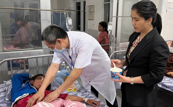 Quảng Trị: Hàng chục bệnh nhân nhập viện nghi bị ngộ độc thực phẩm - Ảnh 1.