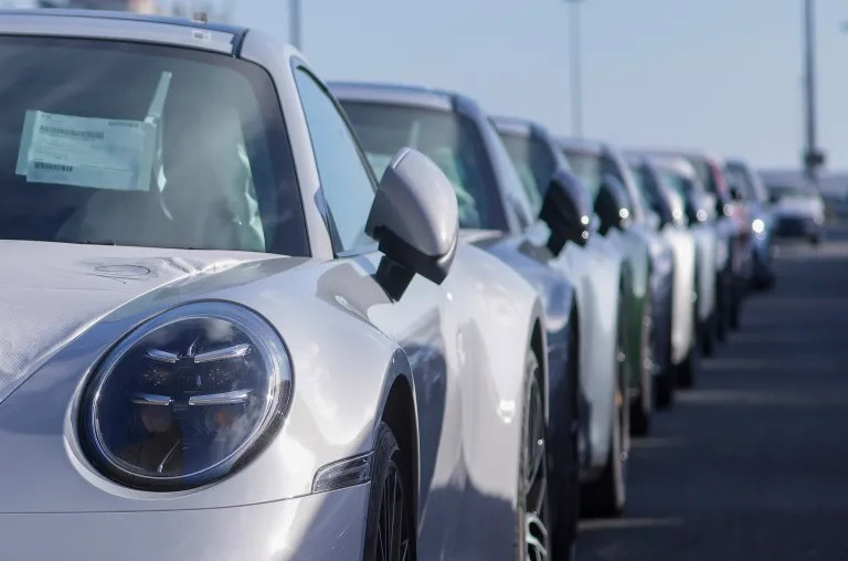 Các hãng xe châu Âu chịu thiệt hại hơn 8 tỷ euro vì thuế quan của Mỹ - Ảnh 1.