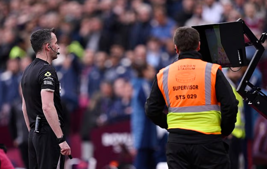 VAR gây 'bão' ở trận West Ham và Arsenal, xuất hiện nhiều ý kiến trái chiều - Ảnh 3.