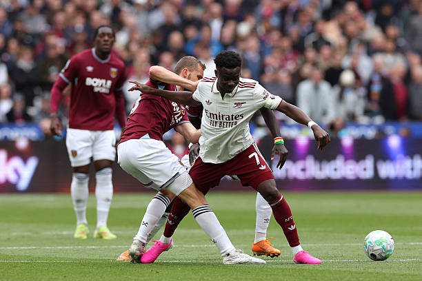 Arsenal (áo trắng) duy trì thế trận áp đảo trước West Ham