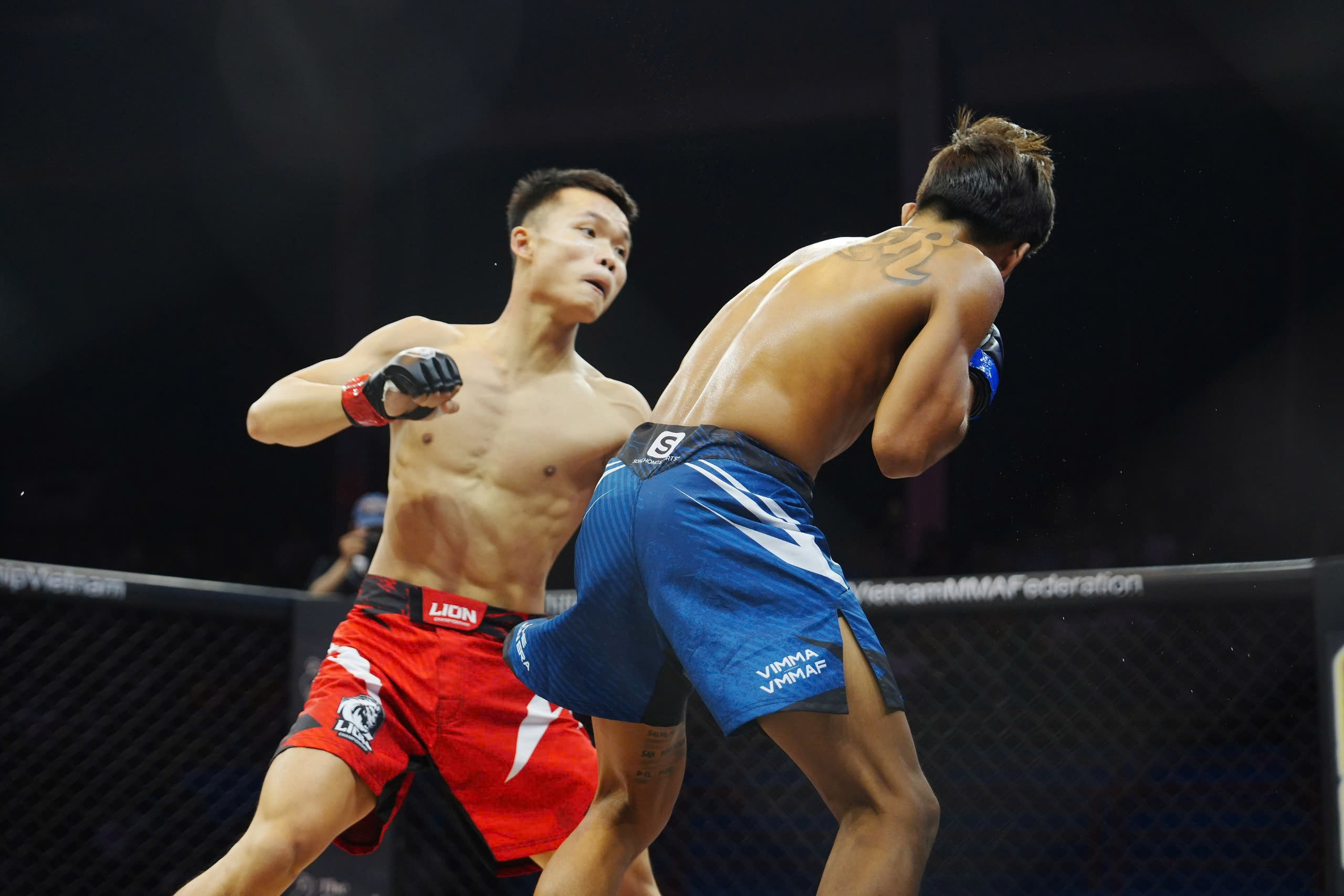 LION Championship 31: Châu La lần thứ hai thắng bằng khóa siết tại LION Championship - Ảnh 2.