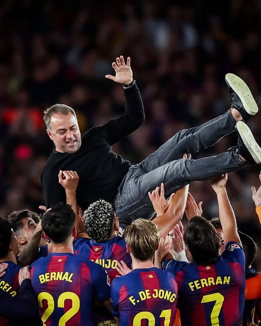Xúc động khoảnh khắc các cầu thủ Barca tri ân HLV Hansi Flick sau khi vô địch La Liga - Ảnh 2.