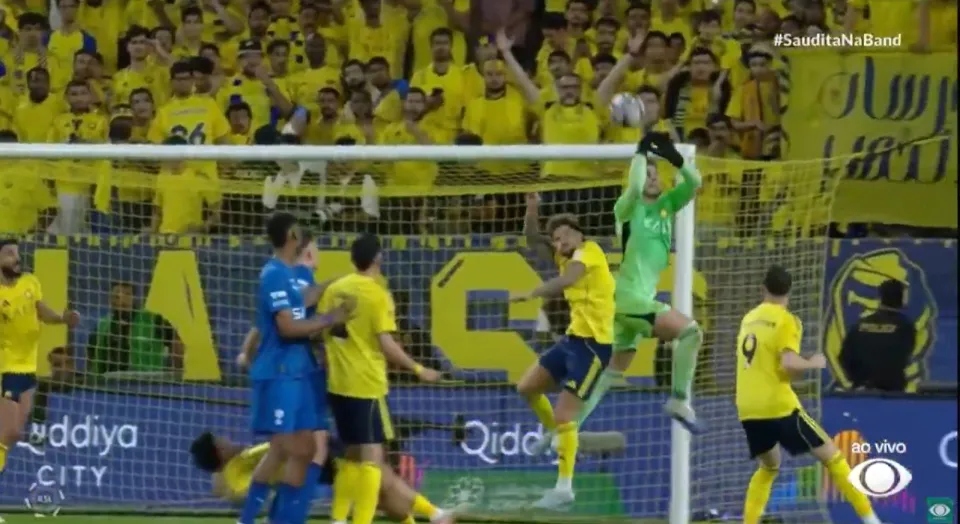 Ronaldo thất vọng khi thủ môn phản lưới nhà khiến Al-Nassr lỡ cơ hội vô địch - Ảnh 2.