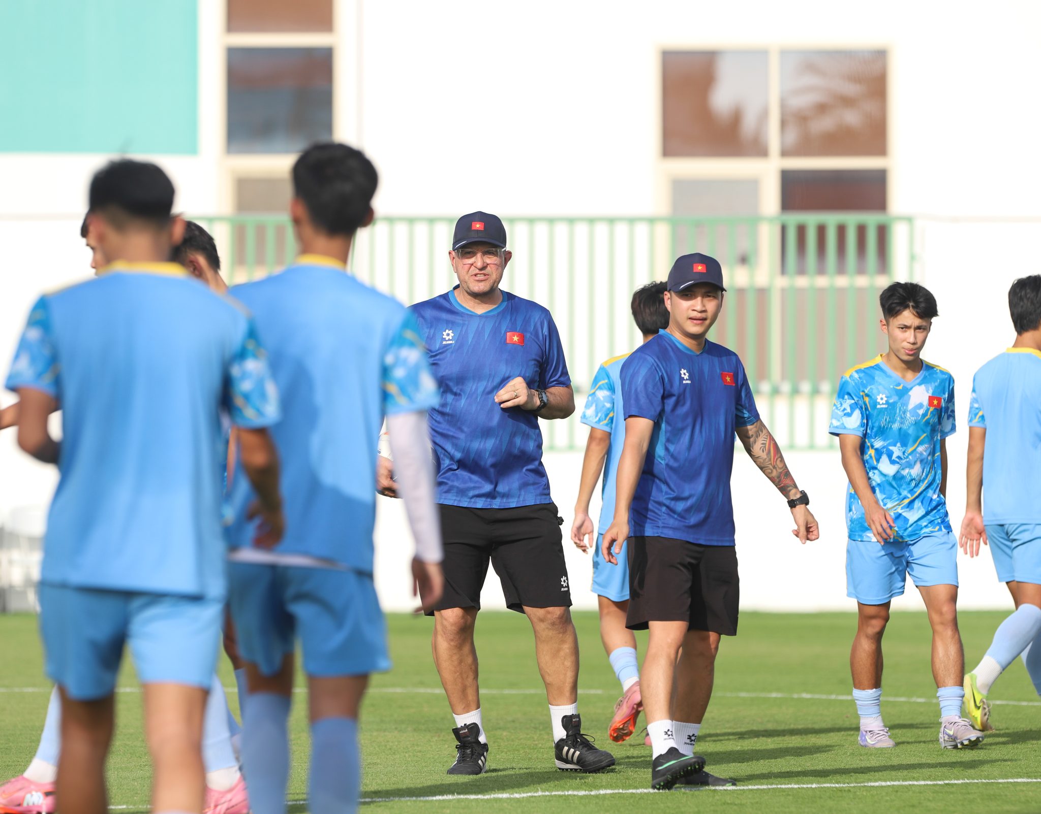 Tin nóng bóng đá Việt hôm nay 13/5: U17 Việt Nam tự quyết vé đi tiếp; Hoàng Hên bị treo giò - Ảnh 1.