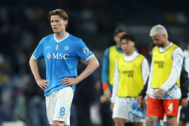 SSC Napoli nhận thất bại đau đớn 2-3 trước Bologna FC 1909 ngay trên sân nhà trong trận cầu then chốt của cuộc đua giành vé dự Champions League.