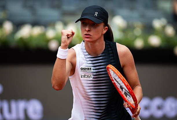 Iga Swiatek thị uy sức mạnh khi đánh bại Naomi Osaka 6-2, 6-1 để tiến vào tứ kết Rome Masters 2026 nhờ khả năng trả giao bóng và kiểm soát cuối sân vượt trội