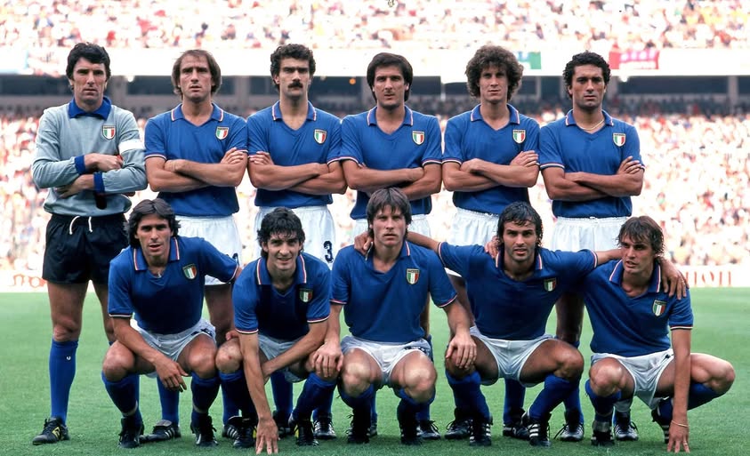 Đội tuyển Ý vô địch World Cup 1982. Từ trái sang phải, lần lượt là Zoff, Graziani, Bergomi, Scirea, Collovati, Gentile. Accosciati: Conti, Rossi, Oriali, Cabrini, Tardelli