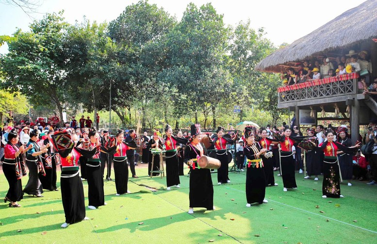 UBND thành phố Hà Nội trực tiếp quản lý Làng Văn hóa - Du lịch các dân tộc Việt Nam từ ngày 1/7 - Ảnh 1. UBND thành phố Hà Nội trực tiếp quản lý Làng Văn hóa - Du lịch các dân tộc Việt Nam từ ngày 1/7 - Ảnh 1.