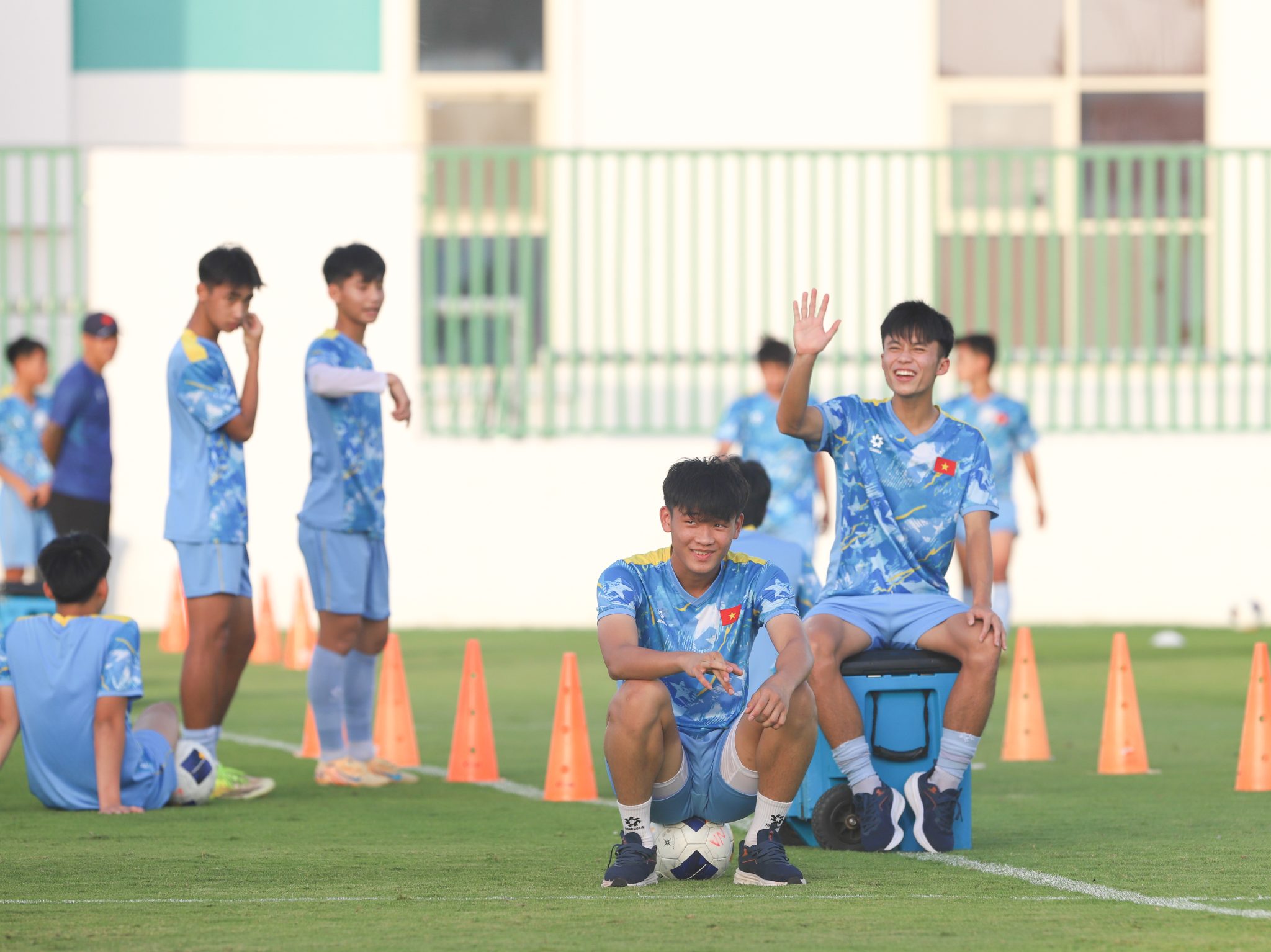 Tin nóng bóng đá Việt hôm nay 15/5: U17 Việt Nam tập hồi phục; Trung vệ Việt kiều Pháp gia nhập CLB CAHN - Ảnh 1.