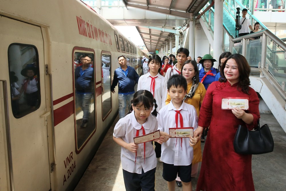 Đưa lịch sử đến gần hơn với thiếu nhi qua chuyến tàu di sản "Hành trình 85 năm: Tre bền - Măng vươn" - Ảnh 3.