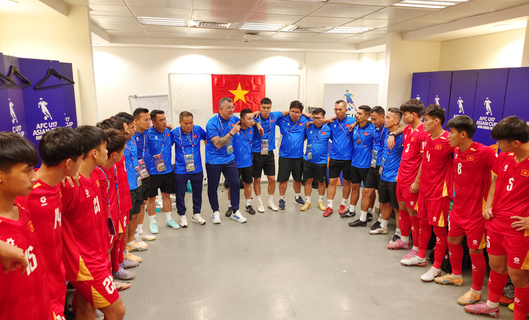 HLV Roland nói lời gan ruột với U17 Việt Nam sau trận thua Australia - Ảnh 1.