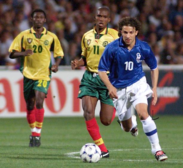 Không giống nhiều thần đồng sớm nở tối tàn, Samuel Eto’o (số 11 đang đuổi theo Del Piero của tuyển Ý ở France 98) thực sự vươn tới đẳng cấp huyền thoại. Tại World Cup 1998, tiền đạo Cameroon ra mắt giải đấu khi mới 17 tuổi 99 ngày.
