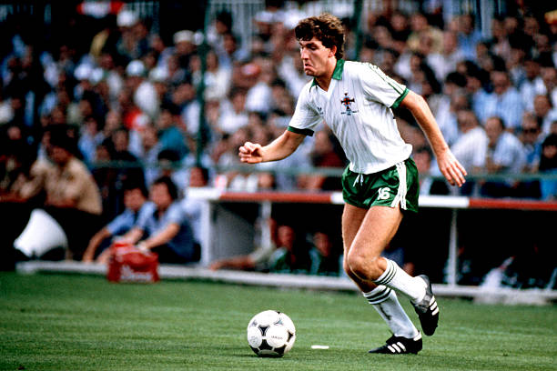 Kỷ lục cầu thủ trẻ nhất lịch sử World Cup vẫn thuộc về Norman Whiteside suốt hơn bốn thập kỷ qua. Tại World Cup 1982 ở Tây Ban Nha, tiền vệ tấn công của Bắc Ireland ra sân khi mới 17 tuổi 41 ngày trong trận hòa Nam Tư (cũ)