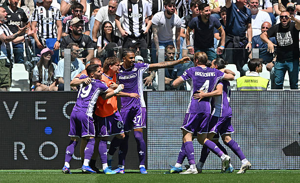 Juventus lại tự đẩy mình vào thế khó sau thất bại 0-2 trước Fiorentina ngay tại Allianz Stadium. Trận thua này chấm dứt chuỗi 10 trận bất bại của “Lão phu nhân” ở Serie A và khiến họ rơi khỏi top 4