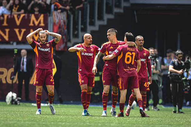 Tại thủ đô Rome, AS Roma giành chiến thắng 2-0 trước Lazio trong trận derby thành Rome để vươn lên vị trí thứ tư Serie A