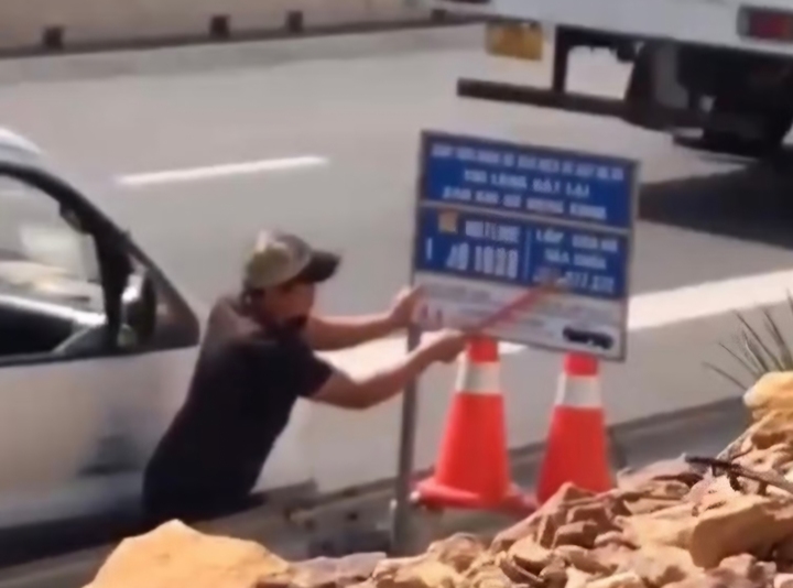 Xử phạt người cạo xóa thông tin cứu hộ trên cao tốc Bắc - Nam - Ảnh 1. Xử phạt người cạo xóa thông tin cứu hộ trên cao tốc Bắc - Nam - Ảnh 1.