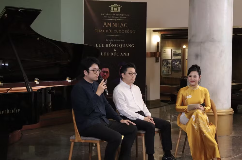 Nghệ sĩ Lưu Hồng Quang (ở giữa) và Lưu Đức Anh (bên trái) chia sẻ tại buổi giao lưu Nghệ sĩ Lưu Hồng Quang (ở giữa) và Lưu Đức Anh (bên trái) chia sẻ tại buổi giao lưu