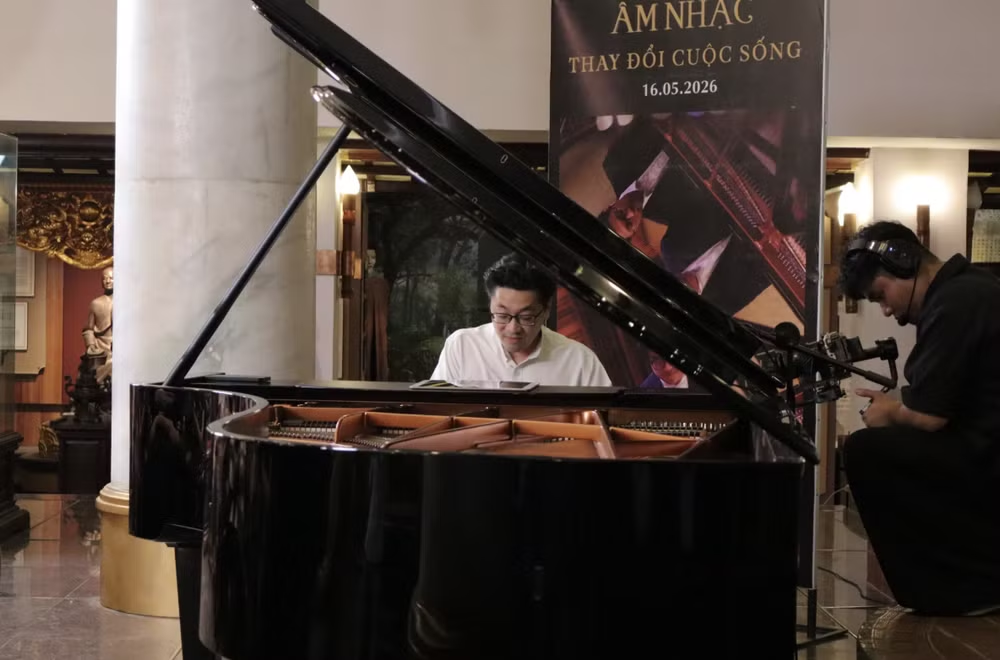 Nghệ sĩ Lưu Hồng Quang mang đến tiết mục biểu diễn giàu cảm xúc tại chương trình. Nghệ sĩ Lưu Hồng Quang mang đến tiết mục biểu diễn giàu cảm xúc tại chương trình.