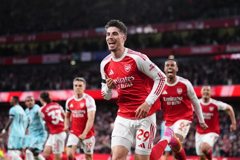 Arsenal thắng nghẹt thở Burnley, tiến sát chức vô địch Ngoại hạng Anh - Ảnh 1.