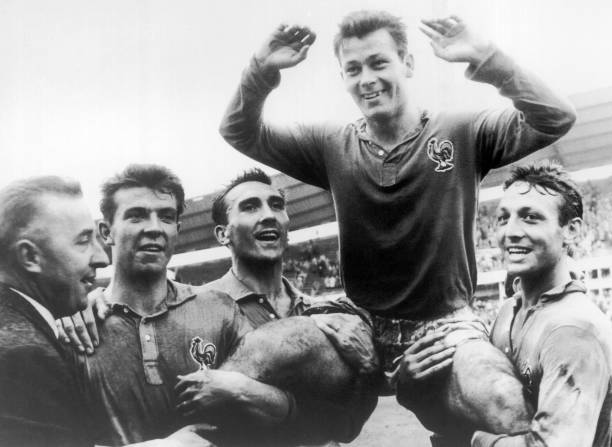Just Fontaine (ảnh lớn) đang giữ kỷ lục ghi bàn nhiều nhất (13 bàn) trong một kỳ World Cup Just Fontaine (ảnh lớn) đang giữ kỷ lục ghi bàn nhiều nhất (13 bàn) trong một kỳ World Cup