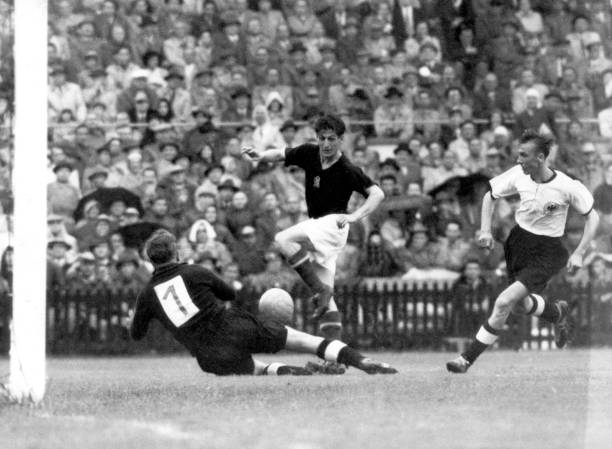 Sándor Kocsis (áo đen, Hungary) ghi 11 bàn thắng ở World Cup 1954 Sándor Kocsis (áo đen, Hungary) ghi 11 bàn thắng ở World Cup 1954