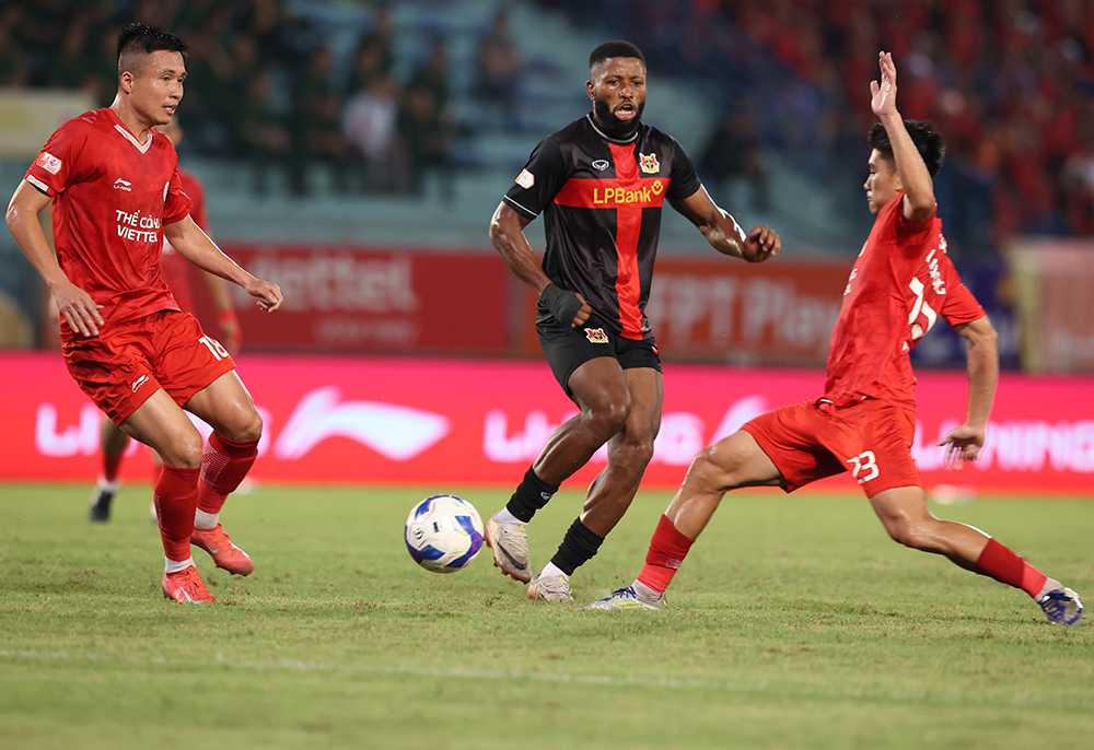 V-League vẫn còn nóng... - Ảnh 1. V-League vẫn còn nóng... - Ảnh 1.