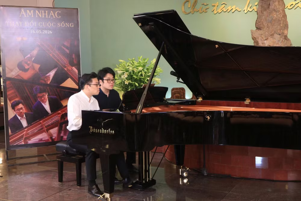 Hai nghệ sĩ piano Lưu Hồng Quang và Lưu Đức Anh chia sẻ hành trình theo đuổi âm nhạc cổ điển đầy cảm hứng. Hai nghệ sĩ piano Lưu Hồng Quang và Lưu Đức Anh chia sẻ hành trình theo đuổi âm nhạc cổ điển đầy cảm hứng.