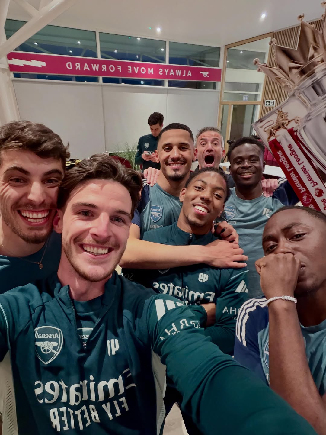 Các cầu thủ Arsenal vỡ òa, ăn mừng chức vô địch Premier League sau 22 năm chờ đợi - Ảnh 3.