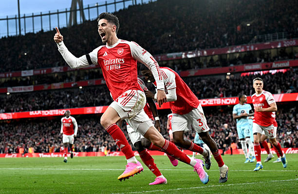 Arsenal đã ghi bàn từ các tình huống cố định ở 19 trận khác nhau mùa này, thành tích ngang bằng kỷ lục giải đấu trong một mùa 38 vòng