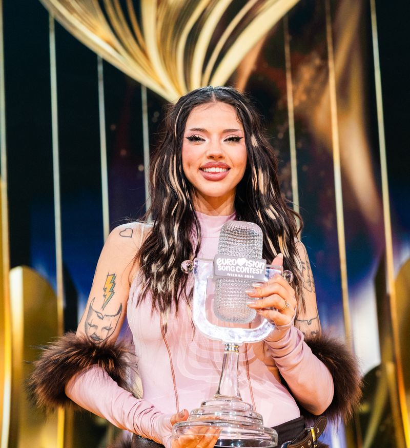 Ca sĩ Dara giành cúp Eurovision: Tôn vinh nghệ thuật dân gian Bulgaria - Ảnh 1. Ca sĩ Dara giành cúp Eurovision: Tôn vinh nghệ thuật dân gian Bulgaria - Ảnh 1.