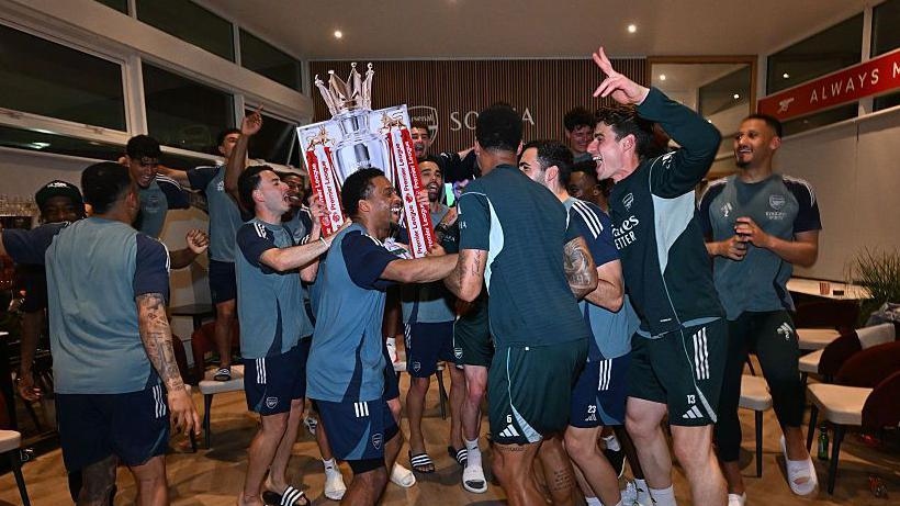 Các cầu thủ Arsenal vỡ òa, ăn mừng chức vô địch Premier League sau 22 năm chờ đợi - Ảnh 1.