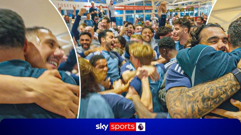 Các cầu thủ Arsenal vỡ òa, ăn mừng chức vô địch Premier League sau 22 năm chờ đợi - Ảnh 5.