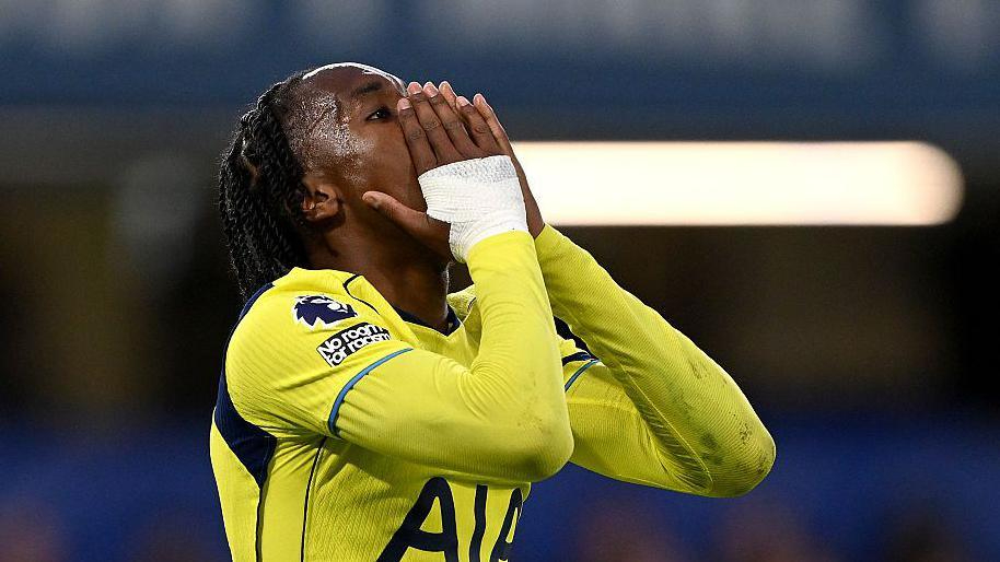 Trong ngày Arsenal vô địch, Tottenham vẫn phải đua trụ hạng tới vòng cuối - Ảnh 2.