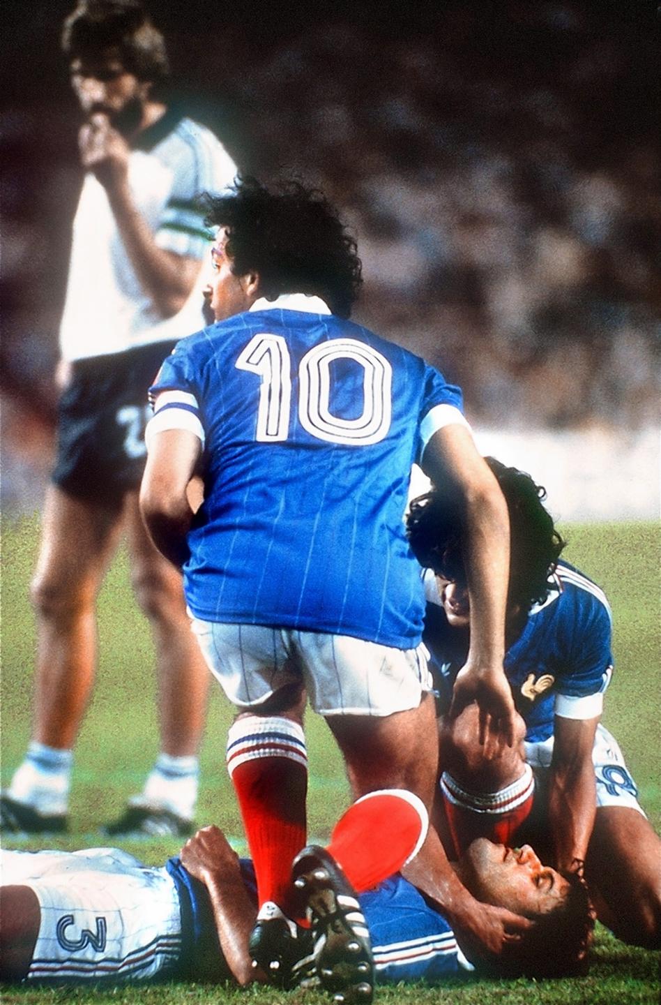 Chuyện World Cup ngày xưa: Seville 1982 - trận cầu vĩ đại nhất nhưng tai tiếng nhất lịch sử - Ảnh 2. Chuyện World Cup ngày xưa: Seville 1982 - trận cầu vĩ đại nhất nhưng tai tiếng nhất lịch sử - Ảnh 2.