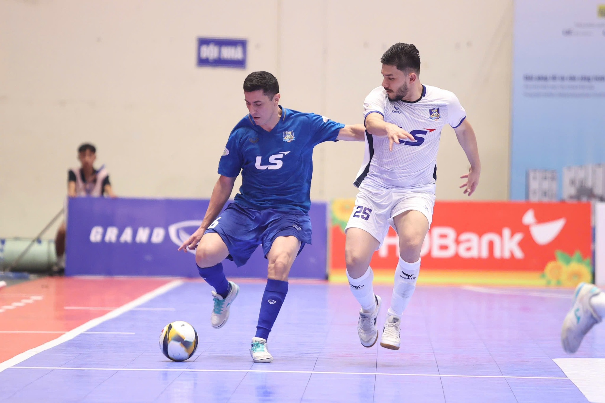 Tin nóng bóng đá Việt hôm nay 21/5: Chủ tịch VFF cảm ơn các CLB vì đội U17 Việt Nam; Hai trọng tài Việt Nam điều hành bán kết Cúp C1 châu Á - Ảnh 2. Tin nóng bóng đá Việt hôm nay 21/5: Chủ tịch VFF cảm ơn các CLB vì đội U17 Việt Nam; Hai trọng tài Việt Nam điều hành bán kết Cúp C1 châu Á - Ảnh 2.