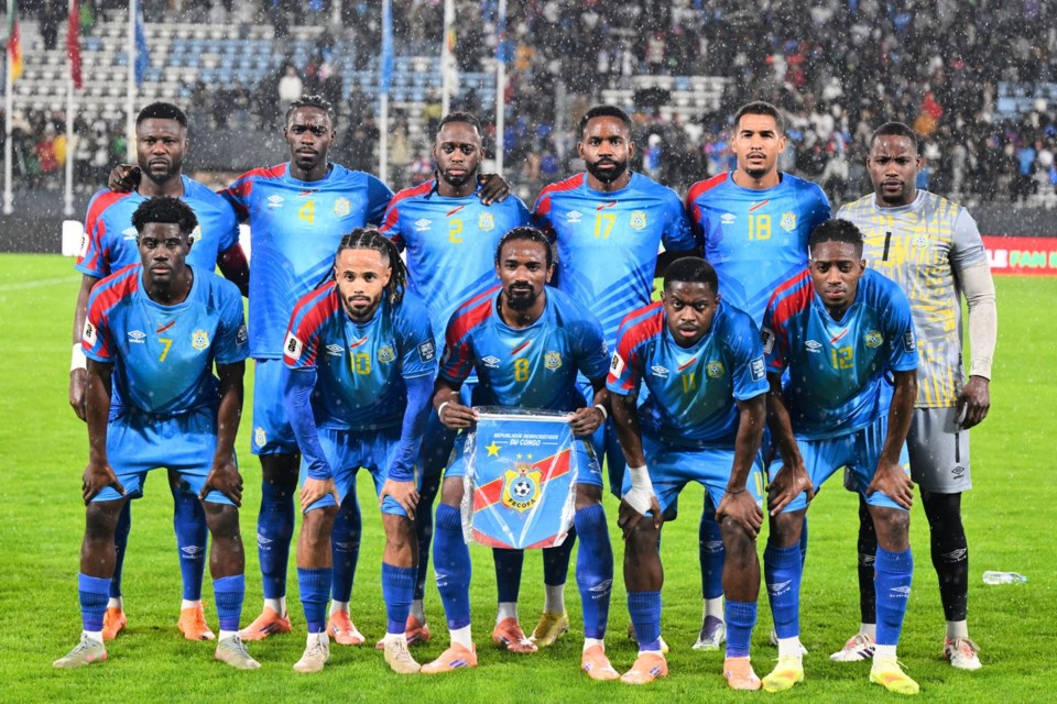 World Cup 24h qua: Đội tuyển hủy lễ xuất quân vì dịch bệnh bùng phát, thủ môn 43 tuổi lần đầu dự World Cup - Ảnh 1.