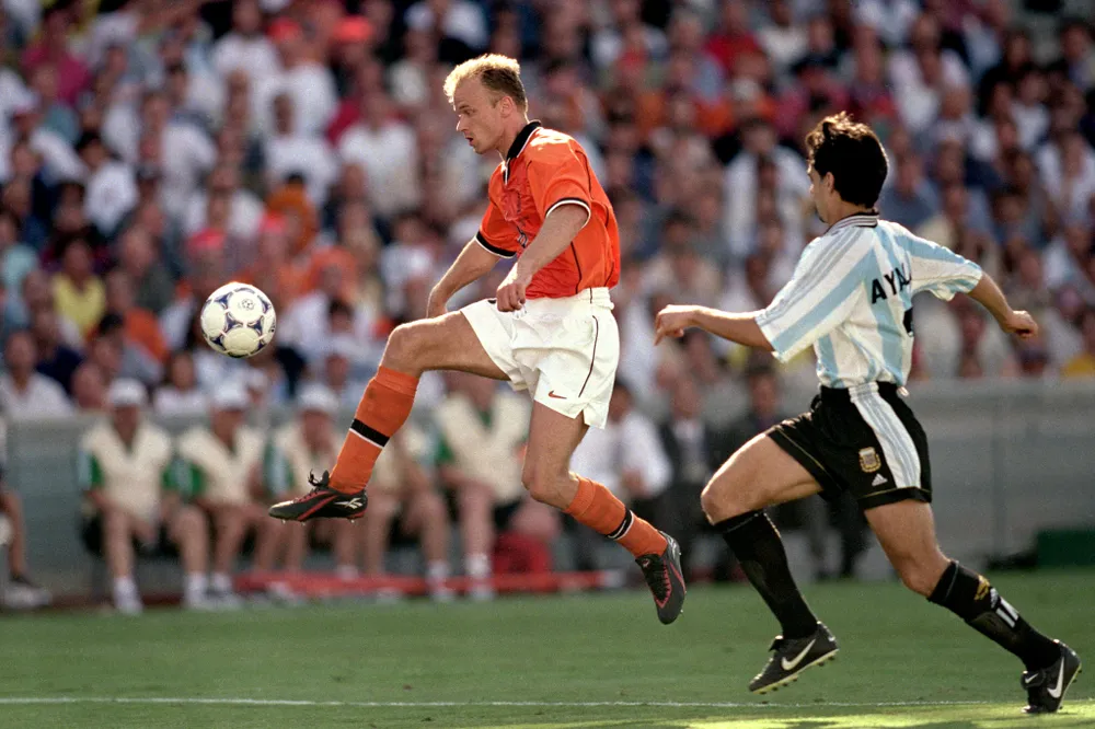 Chuyện World Cup ngày xưa: Dennis Bergkamp - kẻ cầu toàn & cú vẩy má lưu danh lịch sử - Ảnh 4.