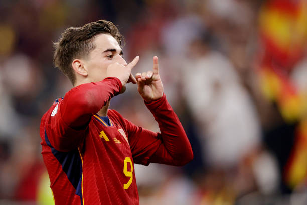 Tại World Cup 2022 ở Qatar, Gavi khiến cả thế giới kinh ngạc khi ghi bàn trong chiến thắng 7-0 của Tây Ban Nha trước Costa Rica. Khi đó, tiền vệ của Barcelona mới 18 tuổi và 110 ngày Tại World Cup 2022 ở Qatar, Gavi khiến cả thế giới kinh ngạc khi ghi bàn trong chiến thắng 7-0 của Tây Ban Nha trước Costa Rica. Khi đó, tiền vệ của Barcelona mới 18 tuổi và 110 ngày
