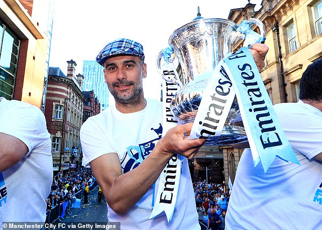 Pep Guardiola dọn đồ rời khỏi căn hộ Manchester trước trận cuối cùng cùng Man City - Ảnh 4.