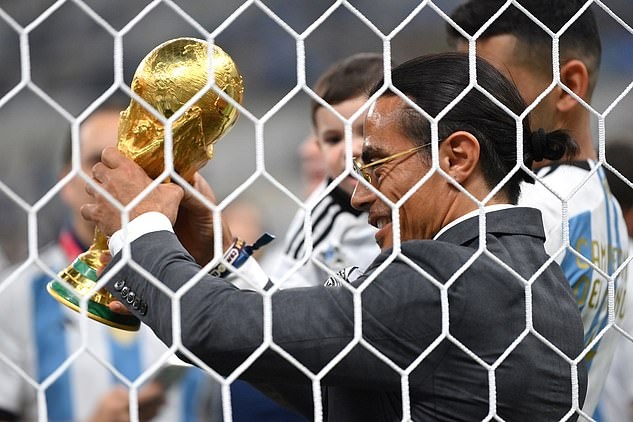 Cựu sao Arsenal bị ví như 'thánh rắc muối' trong lễ ăn mừng vô địch của 'Pháo thủ' - Ảnh 1. Cựu sao Arsenal bị ví như 'thánh rắc muối' trong lễ ăn mừng vô địch của 'Pháo thủ' - Ảnh 1.
