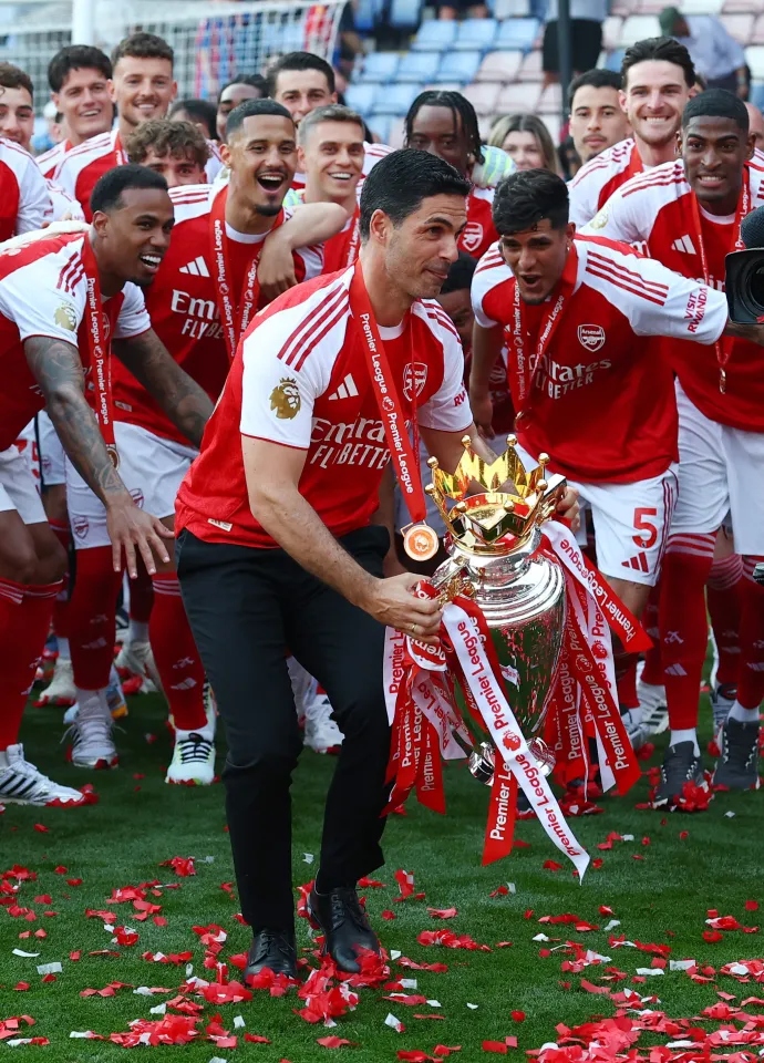 Chùm ảnh Arsenal ăn mừng chức vô địch Premier League: Khoảnh khắc vinh quang của Arteta - Ảnh 2. Chùm ảnh Arsenal ăn mừng chức vô địch Premier League: Khoảnh khắc vinh quang của Arteta - Ảnh 2.