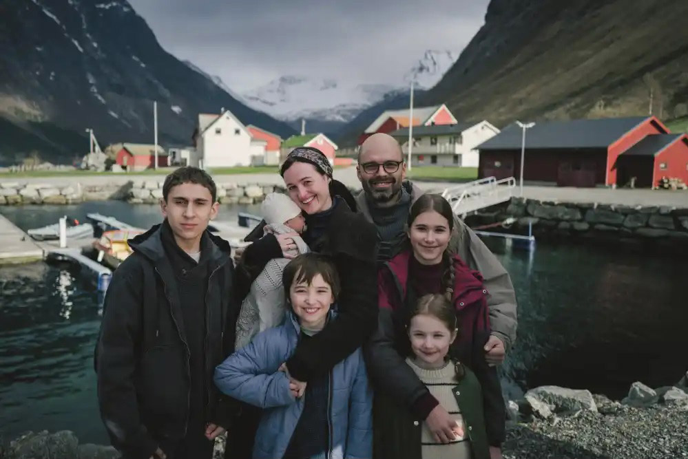 LHP Cannes 2026: Cristian Mungiu thắng Cành cọ vàng lần hai, Neon nối dài chuỗi thành tích ấn tượng - Ảnh 3. LHP Cannes 2026: Cristian Mungiu thắng Cành cọ vàng lần hai, Neon nối dài chuỗi thành tích ấn tượng - Ảnh 3.