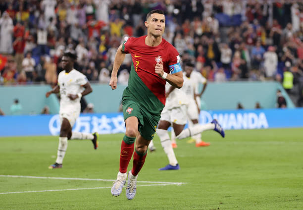 Ronaldo ghi bàn từ chấm phạt đền trong chiến thắng 3-2 trước Ghana ở trận ra quân World Cup 2022 khi đã 37 tuổi 292 ngày Ronaldo ghi bàn từ chấm phạt đền trong chiến thắng 3-2 trước Ghana ở trận ra quân World Cup 2022 khi đã 37 tuổi 292 ngày