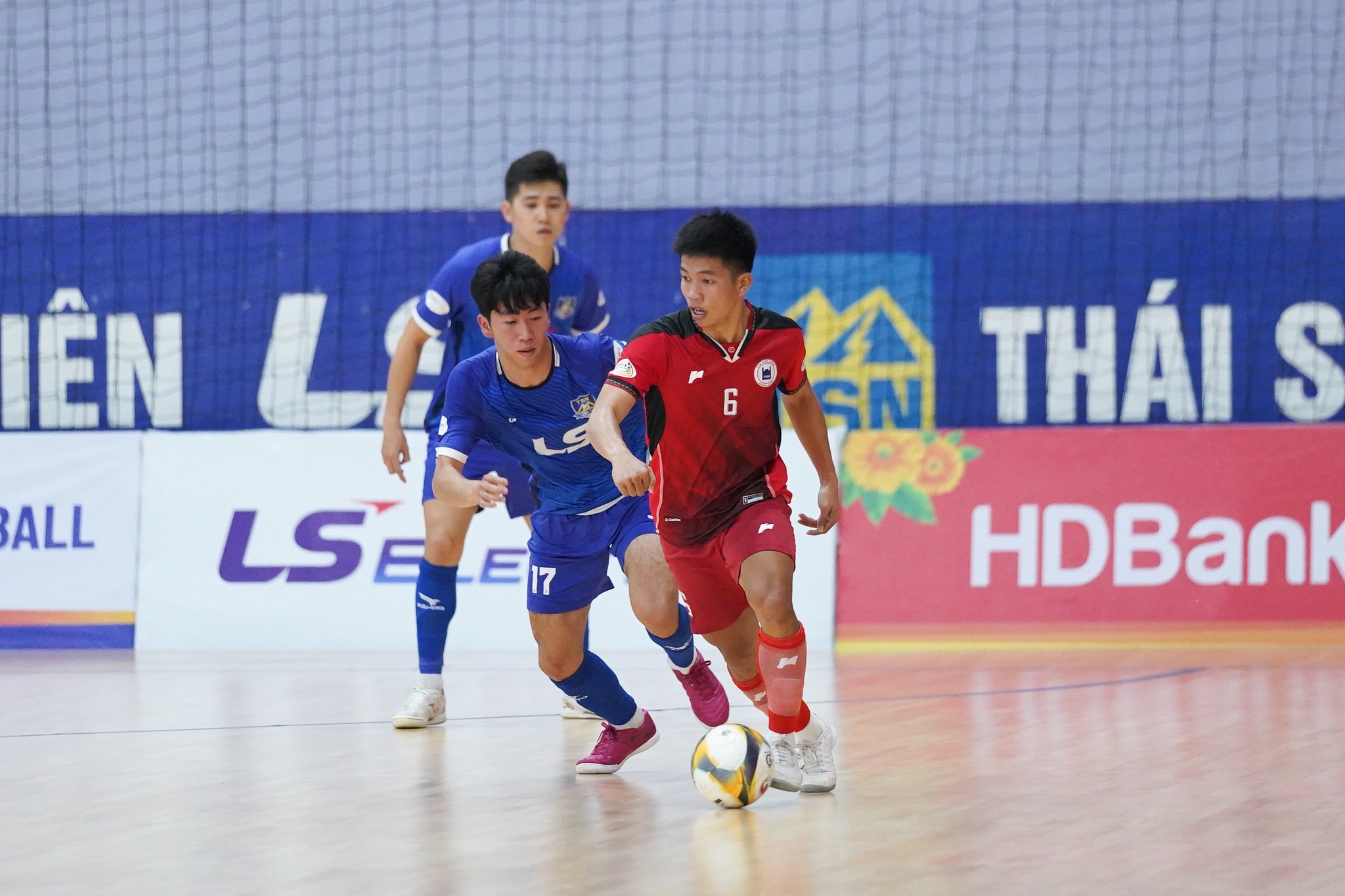 Tin nóng bóng đá Việt hôm nay 25/5: HLV Harry Kewell thận trọng; Xuân Son tịt ngòi 6 trận - Ảnh 2. Tin nóng bóng đá Việt hôm nay 25/5: HLV Harry Kewell thận trọng; Xuân Son tịt ngòi 6 trận - Ảnh 2.