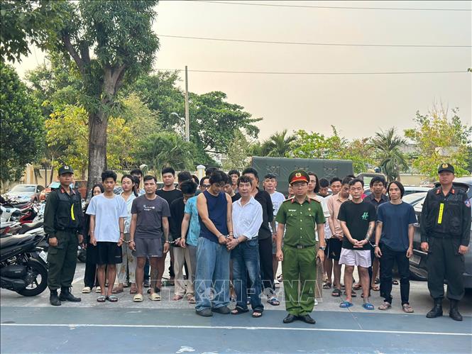 Quan hệ nghệ sỹ - người hâm mộ: Tính hai mặt trong thời đại số - Ảnh 1. Quan hệ nghệ sỹ - người hâm mộ: Tính hai mặt trong thời đại số - Ảnh 1.